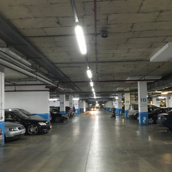 Parking souterrain au Grand Mall Varna. Éclairage - corps luminaire industriel LED LITH1502250