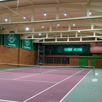 Γήπεδο τένις Ιζόντα. Φωτίζεται με βιομηχανικά φωτιστικά LIK10050